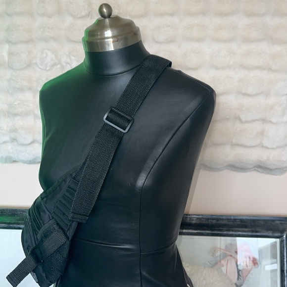 Fastwest moon bag black polyester with 5 different pockets new no tags - Picture 4 of 4